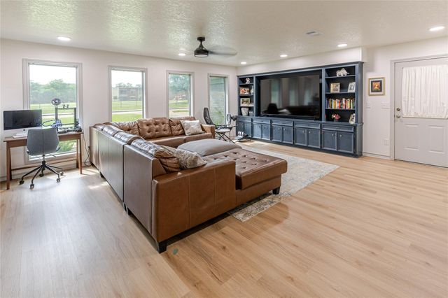 123 S Cedar Street, Lake Jackson, TX 77566