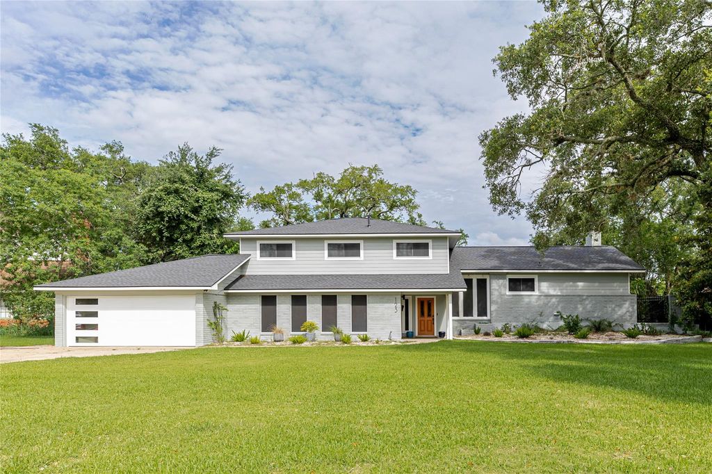 123 S Cedar Street, Lake Jackson, TX 77566