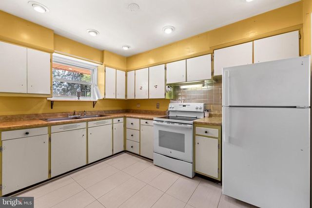 1730 CONCORD DR, Charlottesville, VA 22901