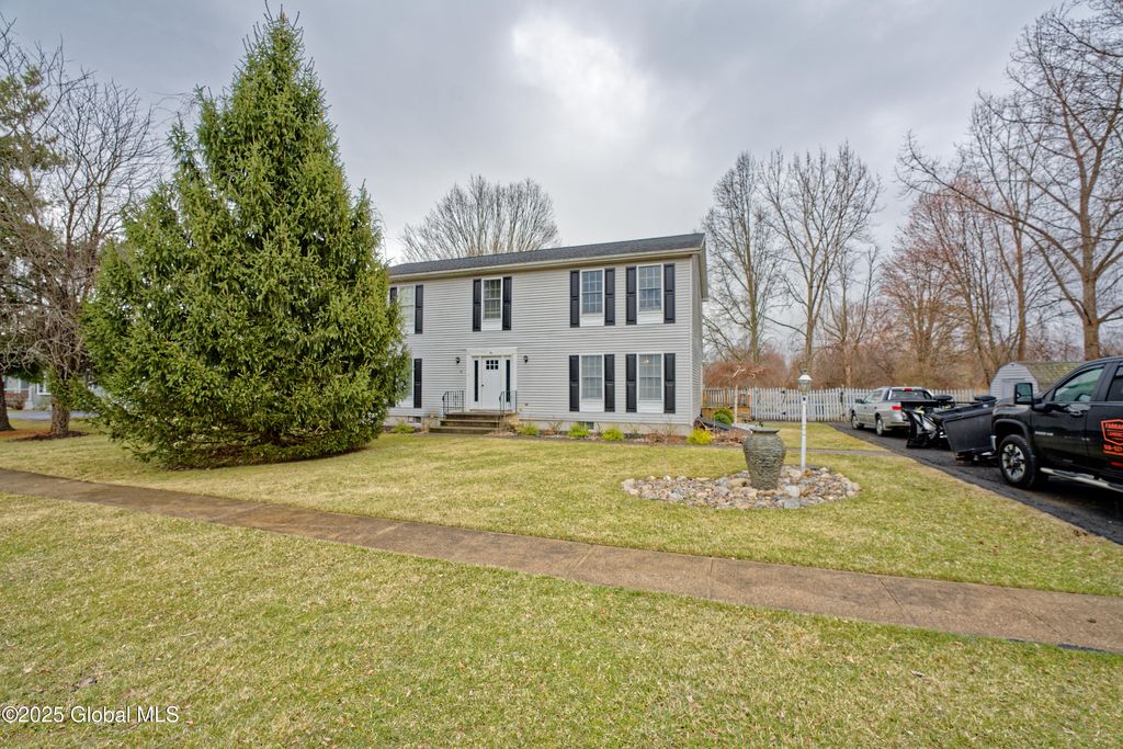 18 Molly White Drive, Coxsackie, NY 12051