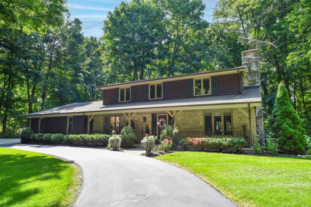 S54W23673 Maple Hill COURT, Waukesha, WI 53189