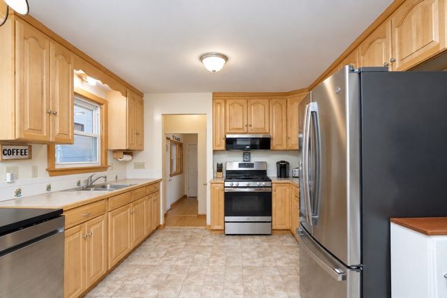 234 Carver St, Springfield, MA 01108