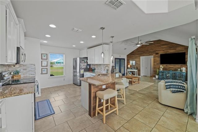 106 Dove Dr, Rockport, TX 78382