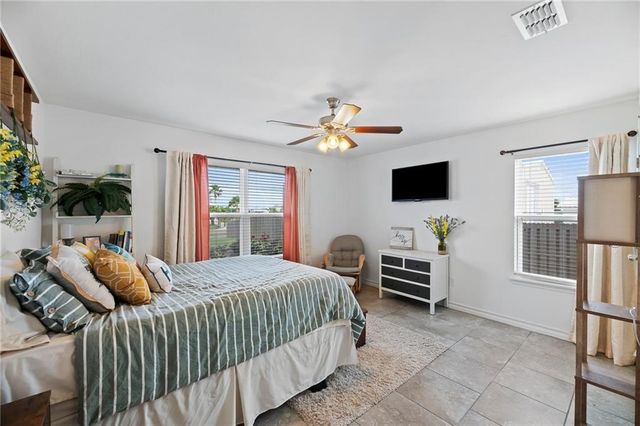 106 Dove Dr, Rockport, TX 78382