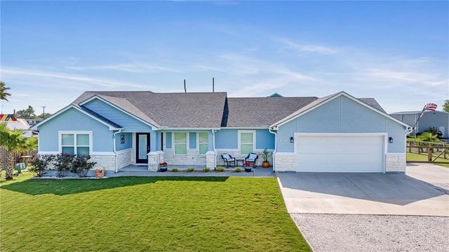 106 Dove Dr, Rockport, TX 78382