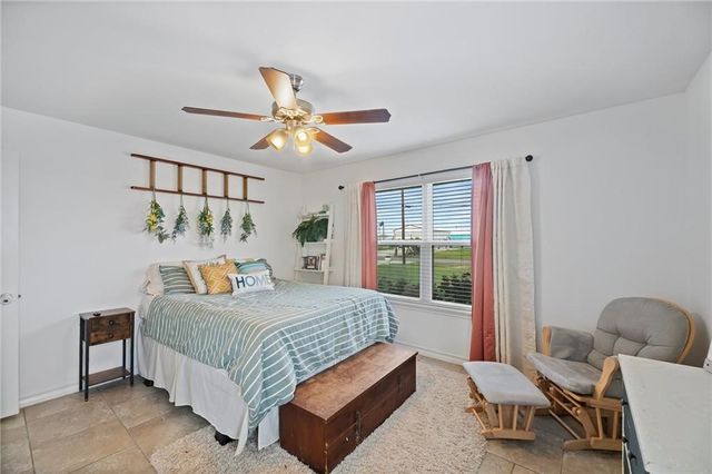 106 Dove Dr, Rockport, TX 78382