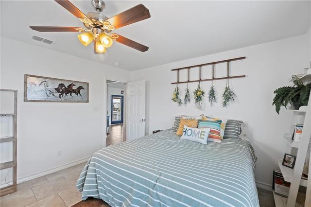 106 Dove Dr, Rockport, TX 78382