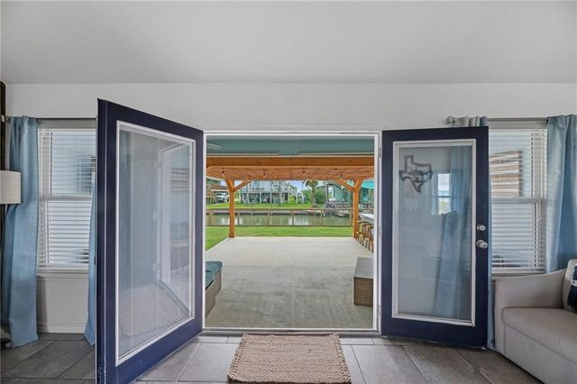 106 Dove Dr, Rockport, TX 78382