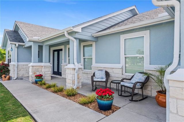 106 Dove Dr, Rockport, TX 78382