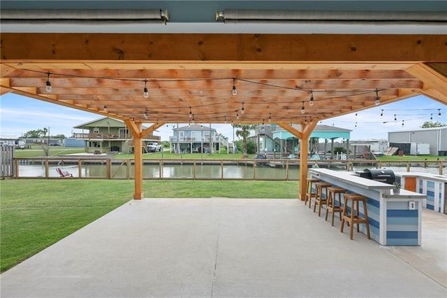 106 Dove Dr, Rockport, TX 78382