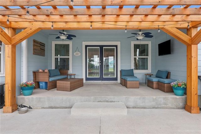 106 Dove Dr, Rockport, TX 78382