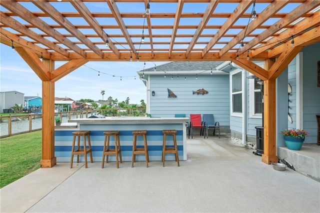 106 Dove Dr, Rockport, TX 78382