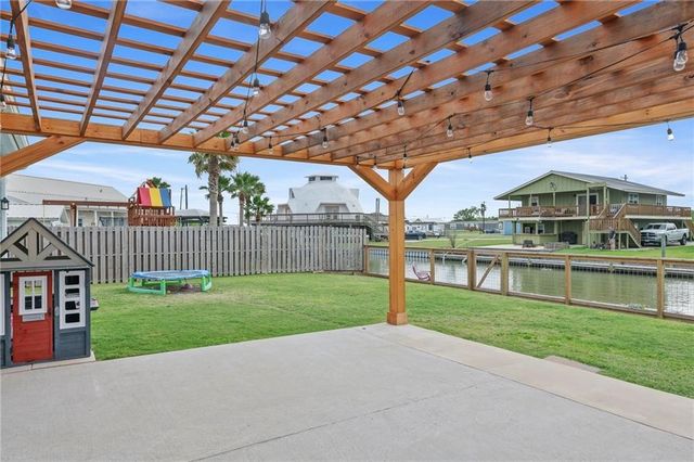 106 Dove Dr, Rockport, TX 78382