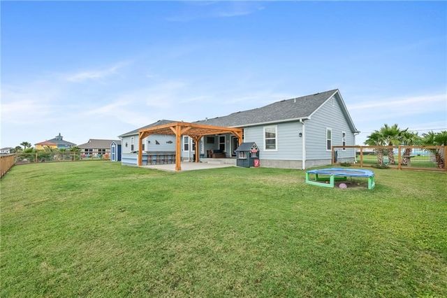 106 Dove Dr, Rockport, TX 78382