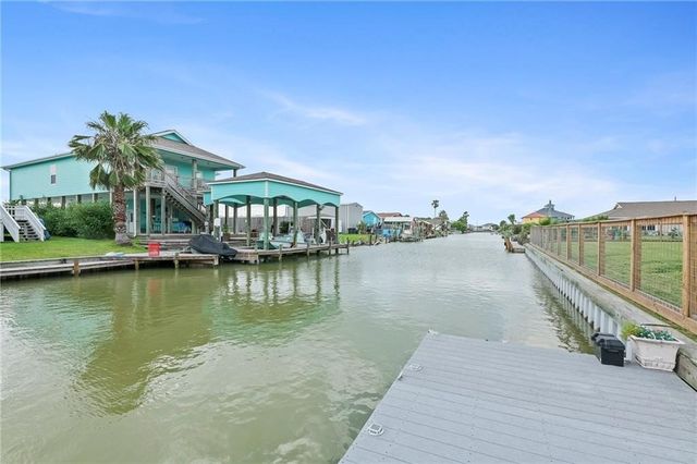 106 Dove Dr, Rockport, TX 78382