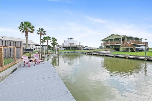 106 Dove Dr, Rockport, TX 78382