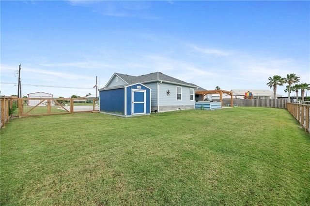 106 Dove Dr, Rockport, TX 78382