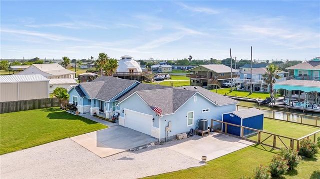 106 Dove Dr, Rockport, TX 78382