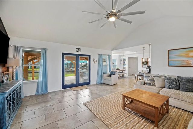 106 Dove Dr, Rockport, TX 78382