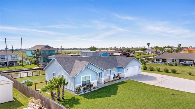 106 Dove Dr, Rockport, TX 78382