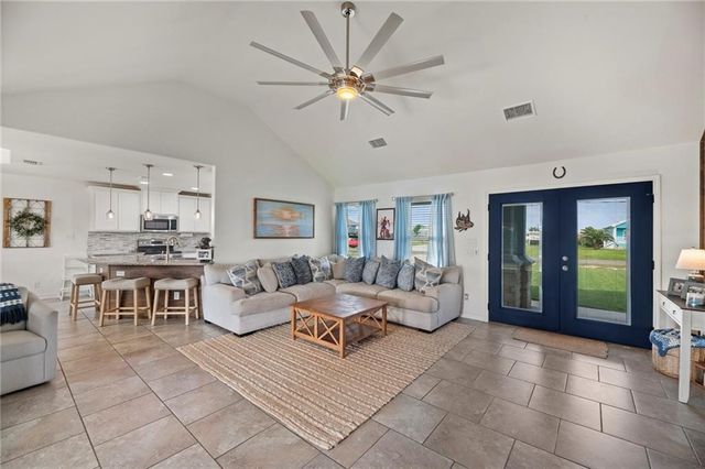 106 Dove Dr, Rockport, TX 78382