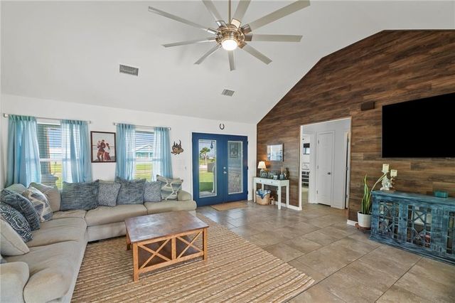 106 Dove Dr, Rockport, TX 78382