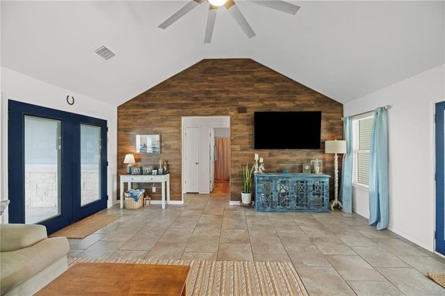 106 Dove Dr, Rockport, TX 78382