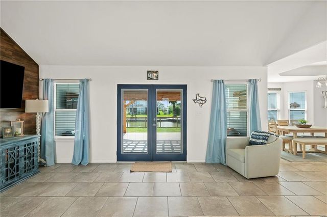 106 Dove Dr, Rockport, TX 78382