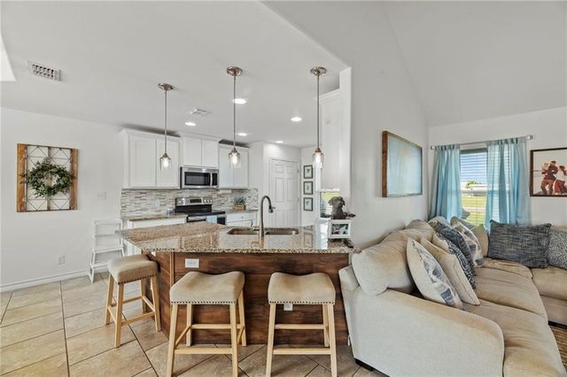 106 Dove Dr, Rockport, TX 78382