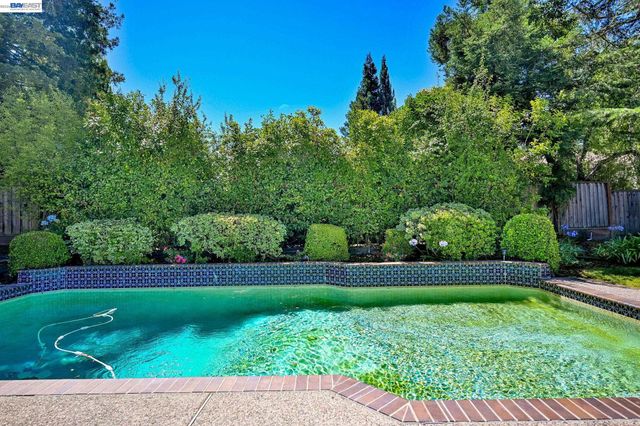 916 Woodland Dr, San Ramon, CA 94582