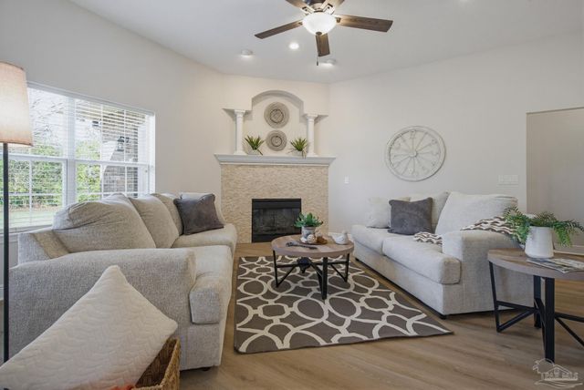 5642 Highland Lake Dr, Milton, FL 32583