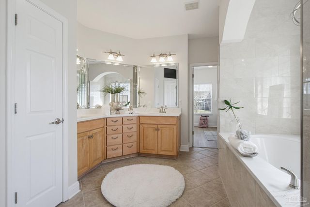 5642 Highland Lake Dr, Milton, FL 32583