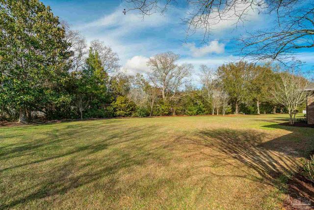 5642 Highland Lake Dr, Milton, FL 32583