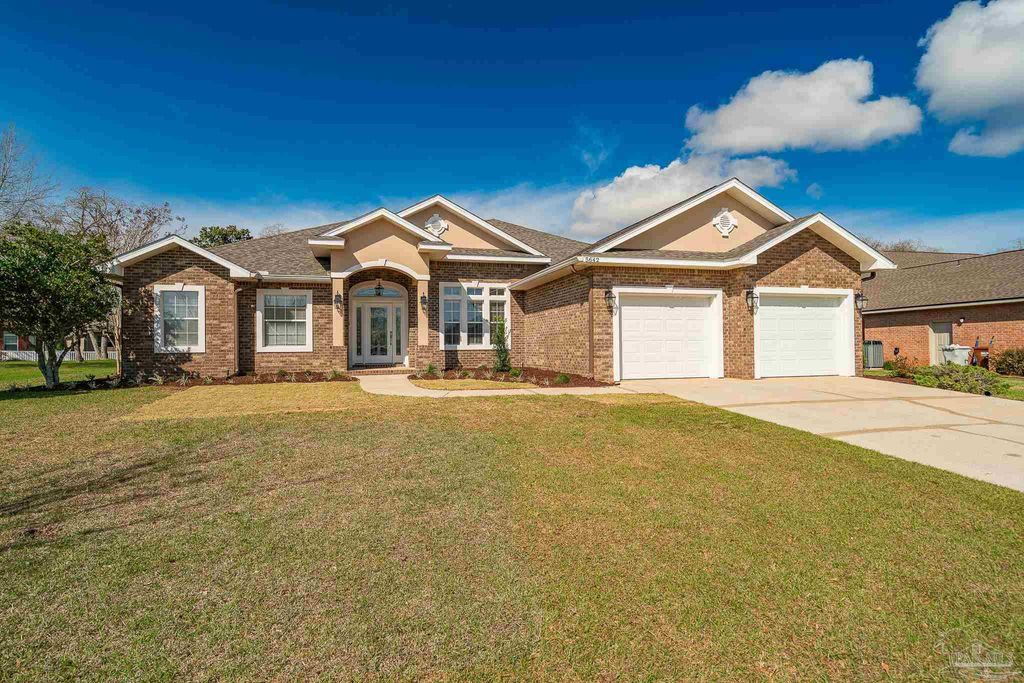 5642 Highland Lake Dr, Milton, FL 32583