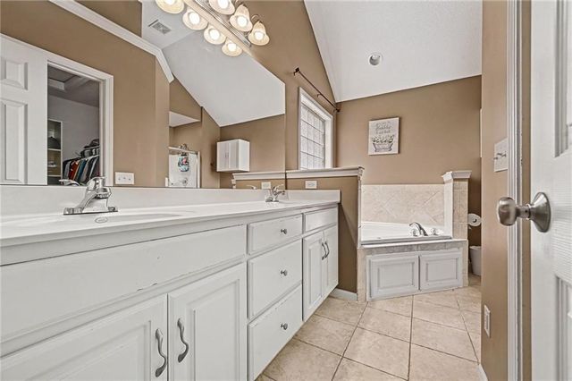 18106 Guinevere Court, Smithville, MO 64089