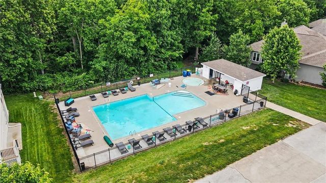 18106 Guinevere Court, Smithville, MO 64089