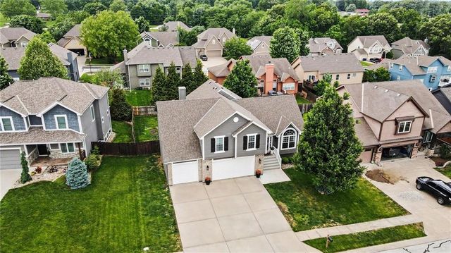 18106 Guinevere Court, Smithville, MO 64089