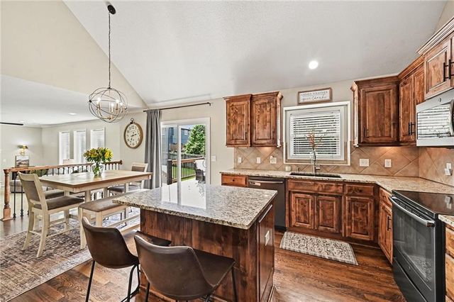 18106 Guinevere Court, Smithville, MO 64089