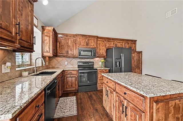 18106 Guinevere Court, Smithville, MO 64089