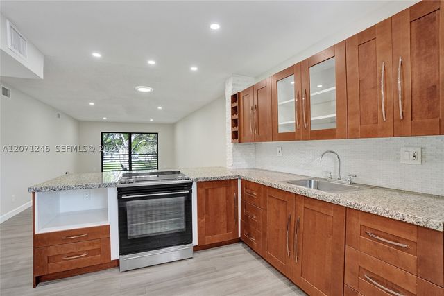 6090 N Sabal Palm Blvd 208, Tamarac, FL 33319