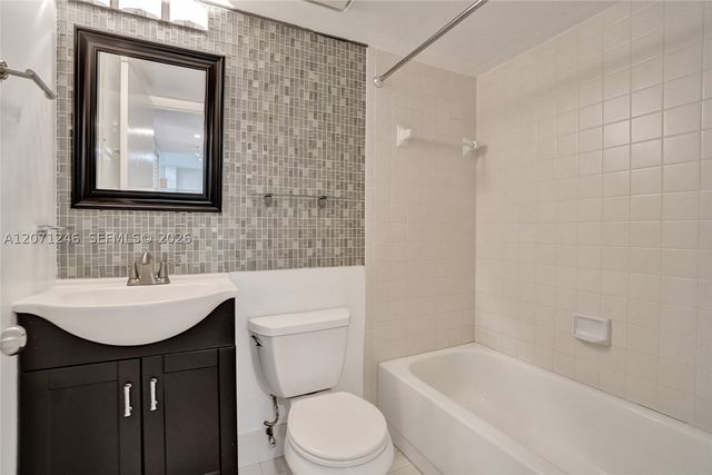 6090 N Sabal Palm Blvd 208, Tamarac, FL 33319