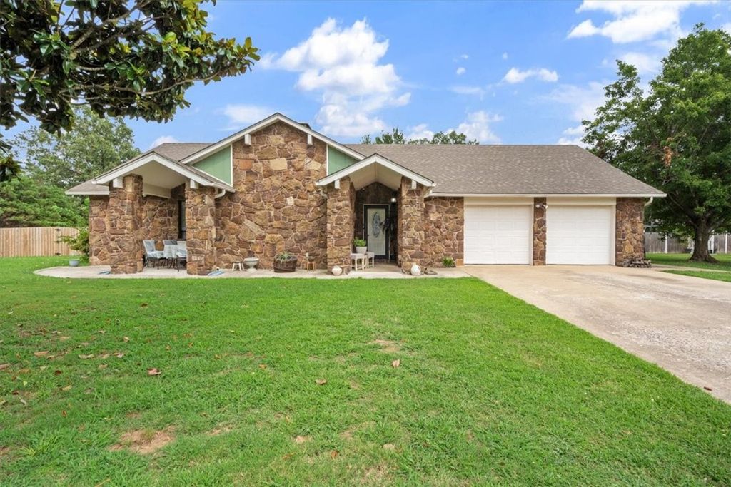 16524 Hickory Drive, Siloam Springs, AR 72761