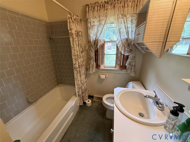 4738 Willesden Rd, North Chesterfield, VA 23234
