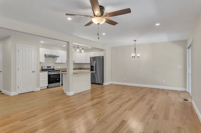 96-98 Royal Ln 96, Agawam, MA 01001