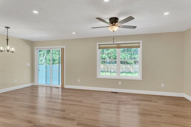 96-98 Royal Ln 96, Agawam, MA 01001
