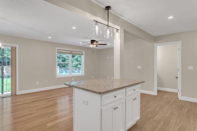 96-98 Royal Ln 96, Agawam, MA 01001
