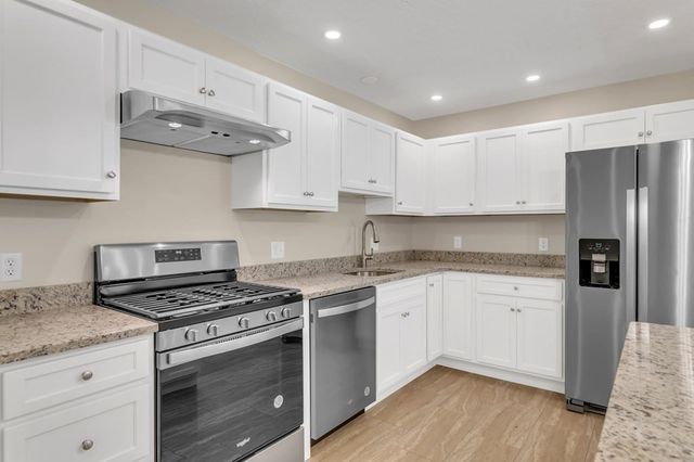 96-98 Royal Ln 96, Agawam, MA 01001
