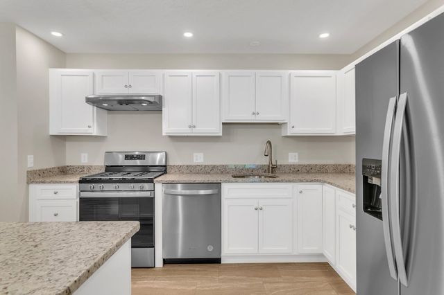 96-98 Royal Ln 96, Agawam, MA 01001