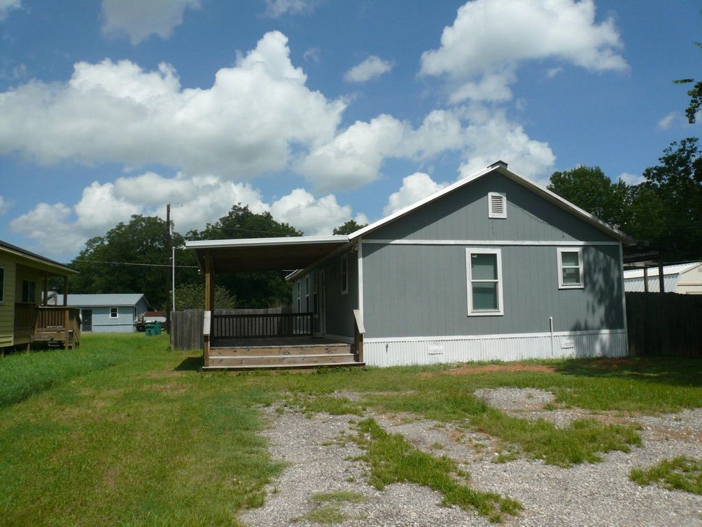 502 Ross ST, Smithville, TX 78957