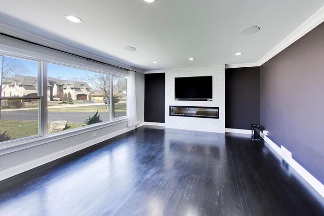 2055 Walnut Circle, Northbrook, IL 60062